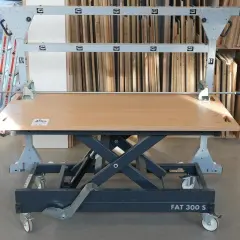 Table élèvatrice Felder FAT 300 S, idéale pour manipuler de grandes pièces de bois.