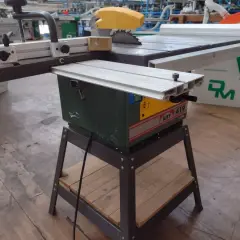 Scie Kity 419, une machine à bois robuste, prête à découper avec précision.