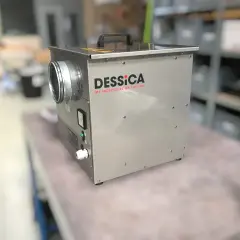 Un déshumidificateur DESSICA, idéal pour savoir quel déshumidificateur choisir. Appareil métallique avec une entrée d'air ronde et un panneau de contrôle.