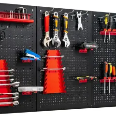 Panneau porte outils fait maison, organisé avec clés, tournevis, ciseaux, agrafeuse, mètre et batterie. Un rangement pratique pour votre atelier.