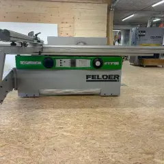 Un combiné Felder CF 700 S, machine à bois professionnelle, prêt pour des coupes précises.