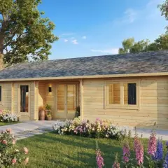 Chalet en bois clair, entouré de fleurs colorées. Idéal pour un entretien facile et un cadre paisible.