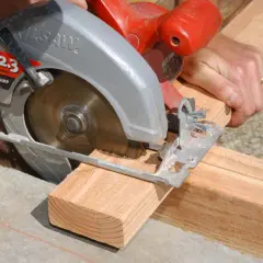 Maintenant, je me demande qui a inventé la scie circulaire. Un artisan utilise une scie circulaire pour couper du bois.