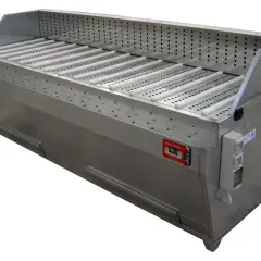 Table de ponçage en métal avec rouleaux blancs et système d'aspiration intégré pour un environnement de travail propre.