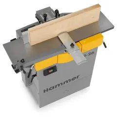 Rabot dégau Hammer prêt à aplanir une planche de bois.