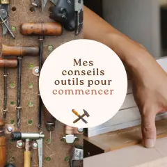 Collection d'un vieil outil ébéniste sur un panneau perforé, avec une main travaillant le bois. Conseils pour débuter.