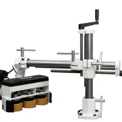 Un entraineur toupie, un équipement de menuiserie avec un moteur et des rouleaux pour guider le bois.