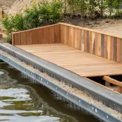 Une nouvelle rampe en bois qui travaille, prête pour les bateaux.