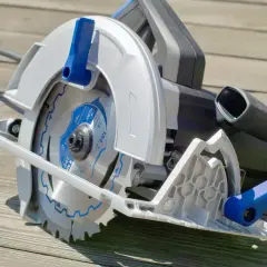 Une scie circulaire argentée et bleue, prête à l'emploi. Idéale pour choisir votre nouvel outil de bricolage.