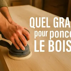 Main ponceuse en action sur un plateau en bois. Quel grain de papier à poncer choisir pour un résultat parfait ?