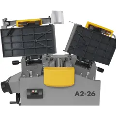 Machine A2-26 avec deux tables noires inclinées, un levier jaune et un interrupteur.