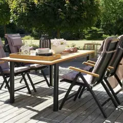 Ensemble de jardin avec table en bois pour table extérieur et chaises confortables, prêt pour un repas ensoleillé.