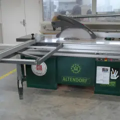 Scie circulaire Altendorf WA80 prête pour une coupe à 45°. La lame est visible sous le carter de protection.