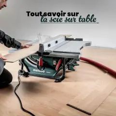 Un homme utilise une scie sur table pour découper une lame de parquet. Le texte "Tout savoir sur la scie sur table" est visible.