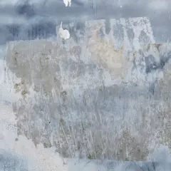 Surface texturée, décolorée, avec des traces de colle sèche. Un défi pour savoir comment enlever de la colle sèche sans abîmer le support.