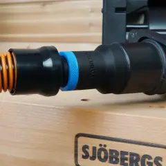 Adaptateur pour brancher un aspirateur sur une ponceuse, assurant un environnement de travail propre.