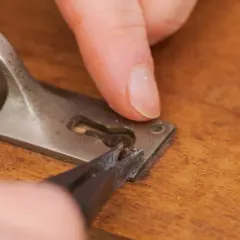 Maintenant, vous savez comment enlever une vis foirée. Une pince à épiler retire un morceau de vis endommagé d'une poignée de porte.