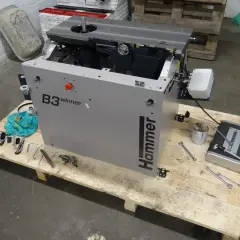 Le marteau B3 winner, prêt pour le montage, est posé sur une palette avec des outils.