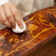 Maintenez le bois précieux en retirant le vernis sans poncer, avec une touche délicate.