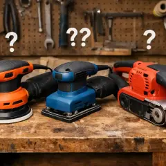 Trois ponceuses de rénovation, une orange, une bleue et une rouge, sur un établi en bois. Quel outil choisir pour votre projet ?