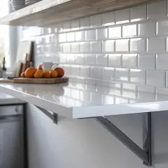 Plan de travail blanc brillant fixé par des équerres. Idéal pour savoir comment fixer un plan de travail.