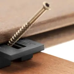 Démonstration de comment visser lame terrasse bois avec un clip invisible. La vis traverse le clip pour fixer la lame.