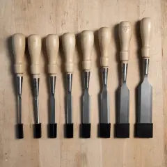Ensemble de ciseaux à bois de qualité, un indispensable pour tout **matériel d'ébéniste**. Ces outils de précision sont prêts à façonner le bois.