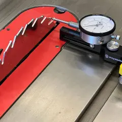 Réglage précis de la lame de scie circulaire sur table avec un comparateur pour fabriquer un guide.