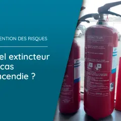 Deux extincteurs rouges sont visibles, avec des instructions d'utilisation.
