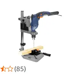 Perceuse fixée sur un support d'établi, prête à percer une pièce de bois.
