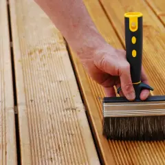 Maintenir votre terrasse en bois : quand appliquer saturateur terrasse bois pour la protéger.