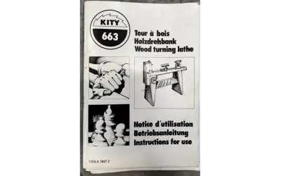 Manuel d'instructions pour le tour à bois KITY 663. Illustrations de mains travaillant le bois, d'un tour et de pièces d'échecs.