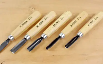 Ensemble de cinq gouges Narex, un outil de sculpteur essentiel pour le travail du bois.