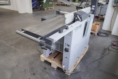 Détail d'une dégauchisseuse Felder AD 941, machine d'atelier pour le travail du bois, sur palette en bois.