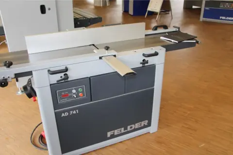 Détail de la dégauchisseuse FELDER AD 741, machine professionnelle pour le travail du bois.