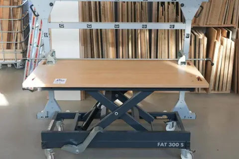 Table élèvatrice Felder FAT 300 S, idéale pour manipuler de grandes pièces de bois.