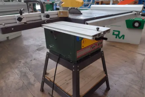 Scie Kity 419, une machine à bois robuste, prête à découper avec précision.