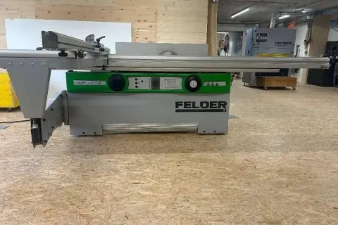 Un combiné Felder CF 700 S, machine à bois professionnelle, prêt pour des coupes précises.
