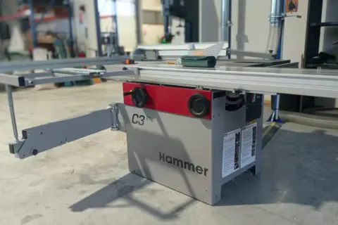 Une scie circulaire de menuiserie Hammer C3 31, prête pour des coupes précises dans un atelier.
