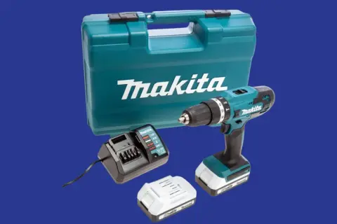 Ensemble d'outils sans fil Makita : perceuse, chargeur, batterie et mallette de transport.