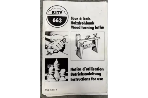 Manuel d'instructions pour le tour à bois KITY 663. Illustrations de mains travaillant le bois, d'un tour et de pièces d'échecs.