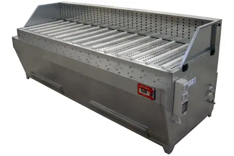 Table de ponçage en métal avec rouleaux blancs et système d'aspiration intégré pour un environnement de travail propre.