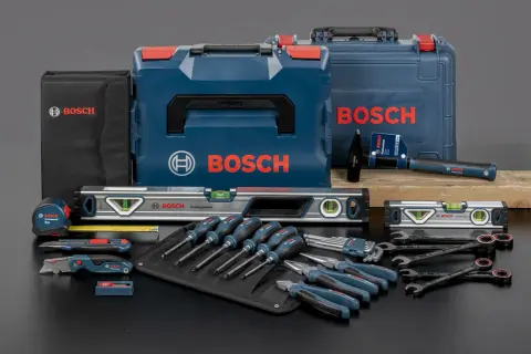 Ensemble d'outils de la marque Bosch : boîtes de rangement, niveaux, tournevis, pinces, clés Allen, marteau et cutter.