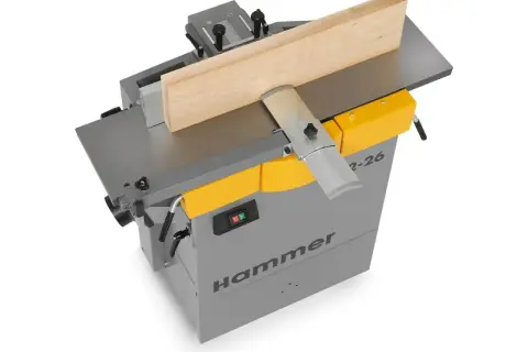 Rabot dégau Hammer prêt à aplanir une planche de bois.