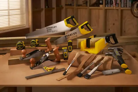 Un assortiment d'outils Stanley, incluant des scies, des rabots, des marteaux et des mètres, prêt pour tout projet de bricolage.
