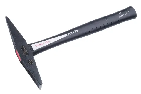 Ce type de marteau, un marteau de soudeur de 400g en carbone, possède une tête pointue et plate pour le travail du métal.