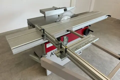 Scie circulaire Hammer K3 avec table coulissante, guide parallèle et lame de scie visible. Idéale pour les travaux de menuiserie précis.