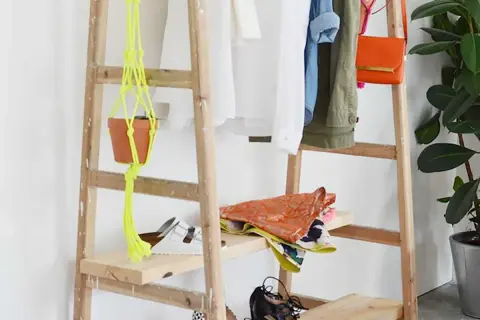 Étagère à vêtements DIY, un dressing fait maison pas cher avec des plantes suspendues et des chaussures.