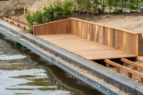 Une nouvelle rampe en bois qui travaille, prête pour les bateaux.