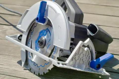 Une scie circulaire argentée et bleue, prête à l'emploi. Idéale pour choisir votre nouvel outil de bricolage.